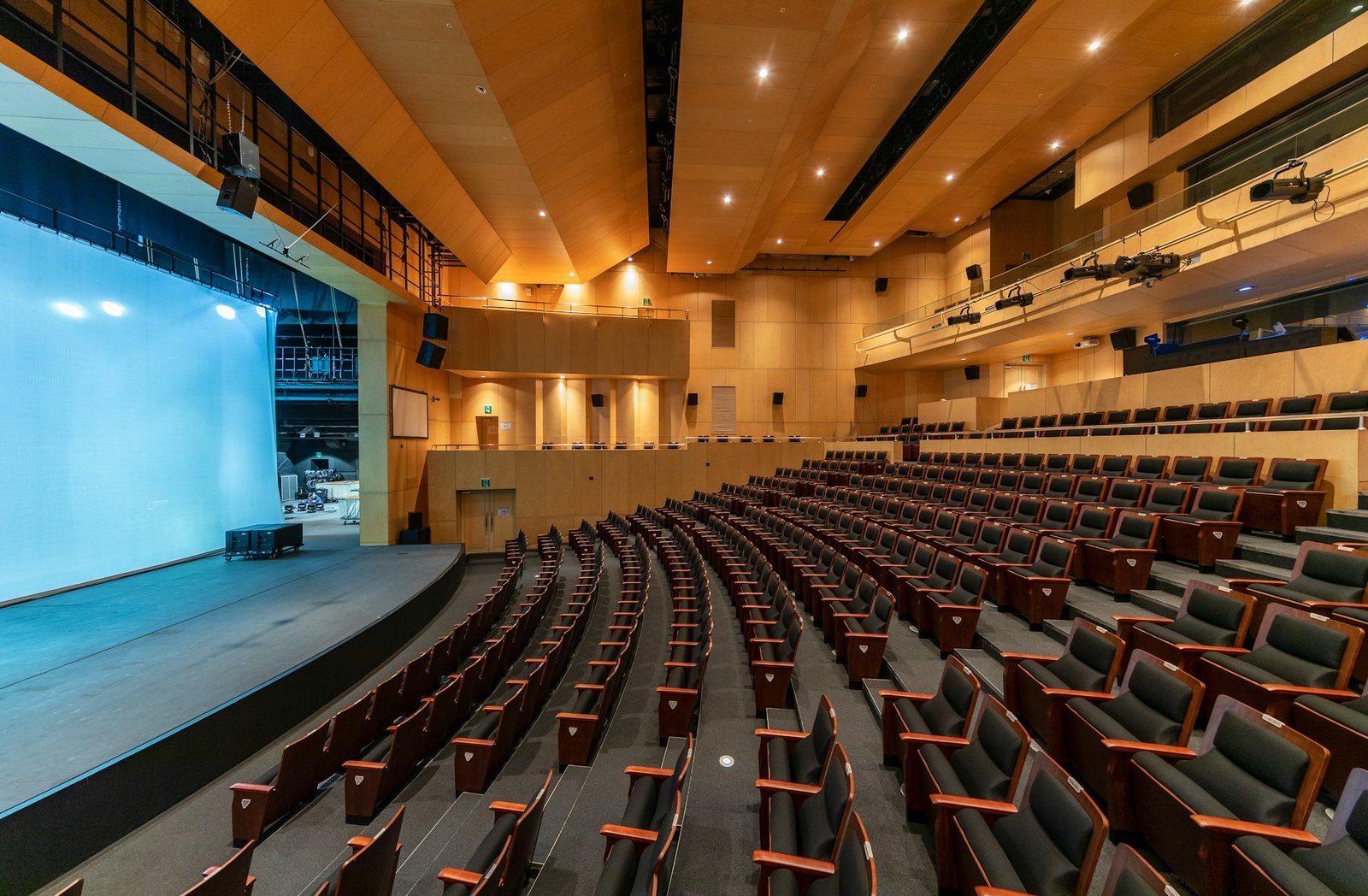 Stage & 4K projection